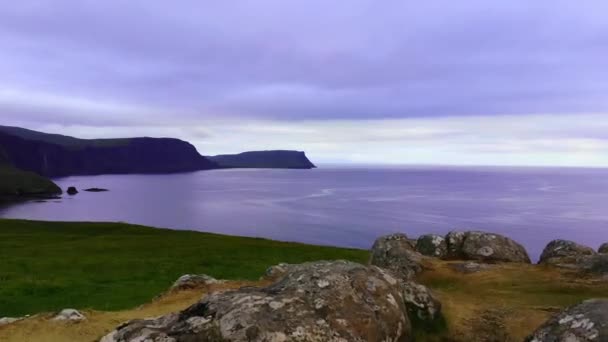 Las Tierras Altas de Escocia desde arriba - vuelo sobre el paisaje y los monumentos famosos — Vídeos de Stock