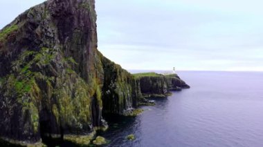Uçuş Neist noktasının üzerinde Isle of Skye - sahne çarpıcı