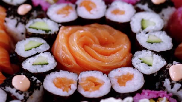 Лосось Сашими и суши-роллы — стоковое видео