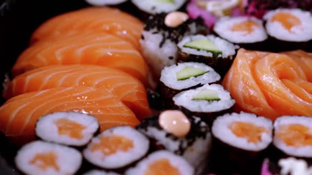 Saké Nigiri sushi - čerstvý losos — Stock video