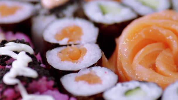 Rollos de sushi fresco. Primer plano. — Vídeo de stock