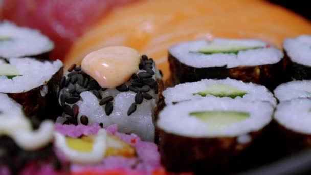Sushi japonés - primer plano tocadiscos tiro — Vídeo de stock