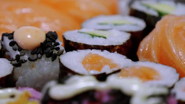 Feche o tiro de Sushi fresco em uma chapa — Vídeo de Stock