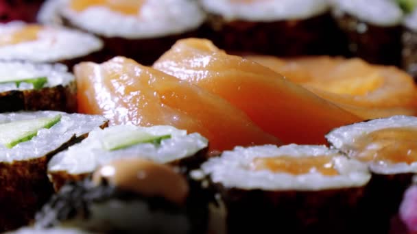 Varietey av asiatiska Sushi på en tallrik — Stockvideo