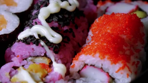 Frische Sushi-Rollen - Nahaufnahme — Stockvideo