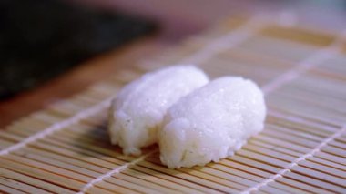İyiliği nigiri suşi - pirinç üzerinde taze somon hazırlama