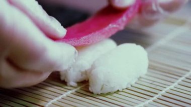 Tuna nigiri suşi - pirinç taze orkinos balık hazırlamak