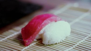 Tuna nigiri suşi - pirinç taze orkinos balık hazırlamak