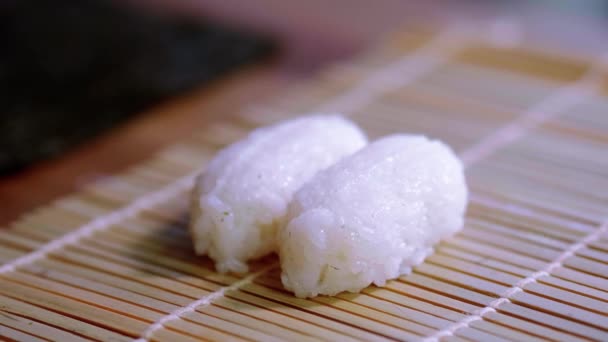 Приготування суші Саке нігірі свіжий лосось над рисом — стокове відео