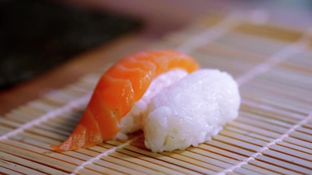 Προετοιμασία Sake νίγκιρι σούσι - νωπού σολομού πάνω από ρύζι — Αρχείο Βίντεο