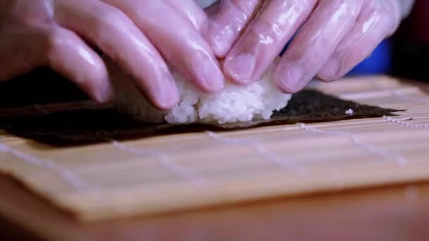 Rolling een binnenstebuiten Sushi roll in een Aziatisch restaurant — Stockvideo
