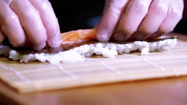 Toczenia podszewki Sushi roll w restauracja Azjatycka — Wideo stockowe