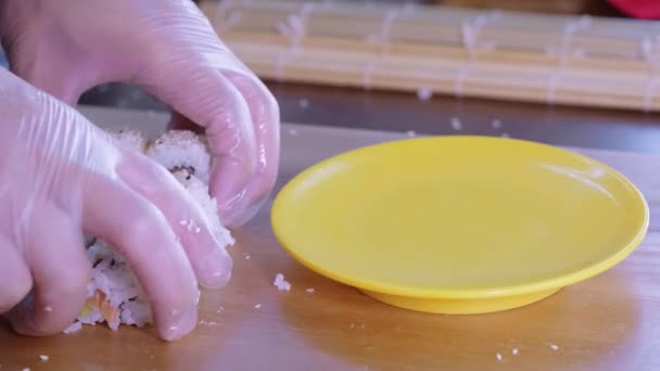 Preparing sushi rolls in an Asian restaurant — Stock Video