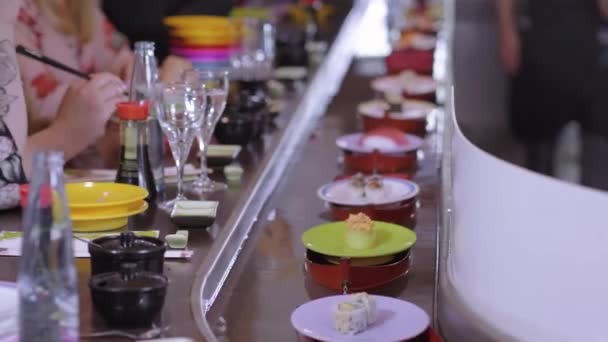 Running Sushi Bar - plattor med nygjord sushi på båtar — Stockvideo