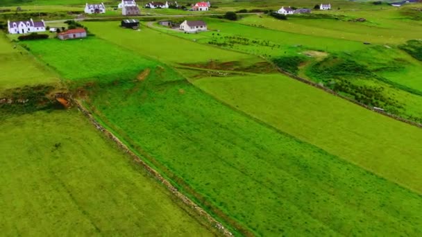 Imágenes aéreas de aviones no tripulados en la Isla de Skye en las Tierras Altas de Escocia — Vídeo de stock