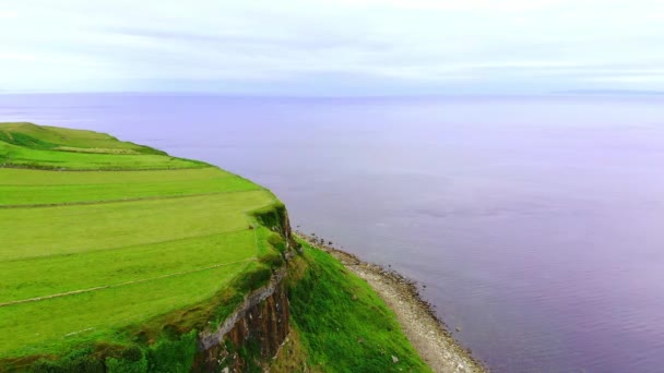 Береговая линия и скалы на острове Скай в Шотландии — стоковое видео