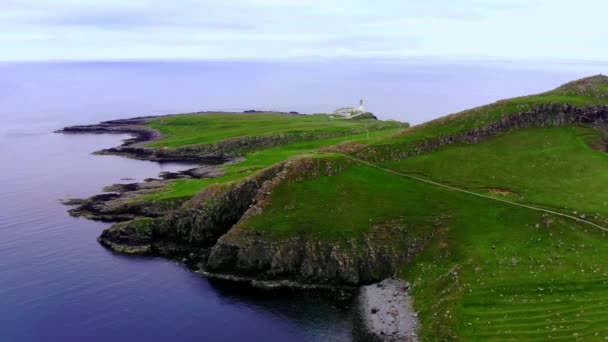 Isle of Skye - kayalıklarla ve İskoçya'nın dağlık manzara şaşırtıcı noktasında neist — Stok video