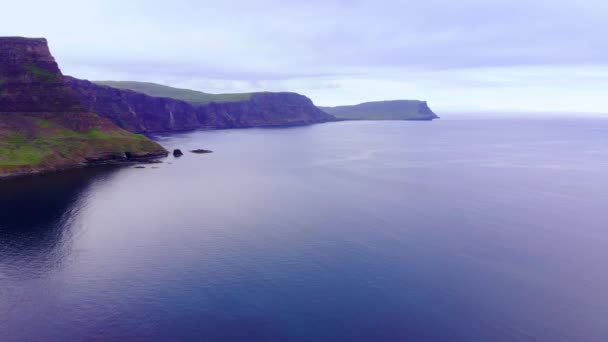 Neist Point en la Isla de Skye: increíbles acantilados y paisajes en las tierras altas de Escocia — Vídeo de stock