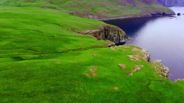 Las Tierras Altas de Escocia desde arriba - vuelo sobre el paisaje y los monumentos famosos — Vídeos de Stock