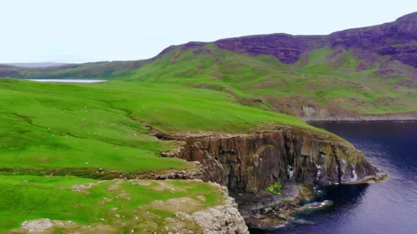 Neist Point na ostrově Skye - úžasné útesy a krajina na Vysočině Skotska — Stock video