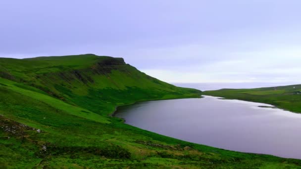 İskoç dağlık bir tepenin üst kısmında küçük ve güzel göl — Stok video