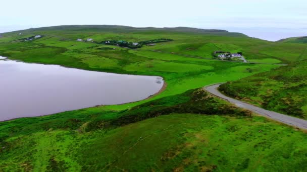 Маленькое и красивое озеро на вершине холма в Шотландском нагорье — стоковое видео
