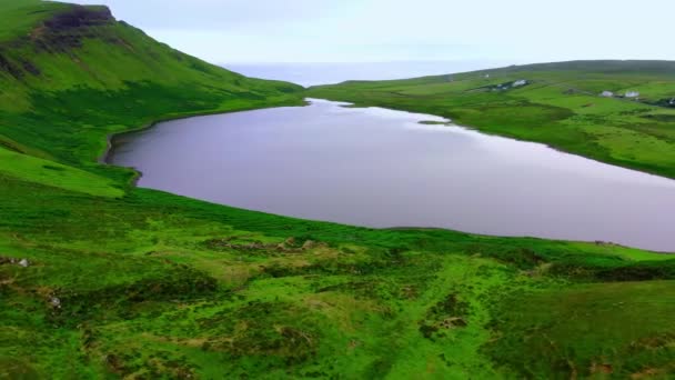 Małe i piękne jezioro na szczycie wzgórza, w szkockich Highlands — Wideo stockowe