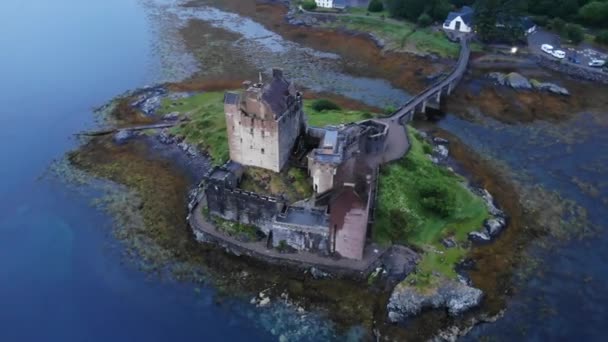 Eilean Donan Castle at Loch Duich in the Highlands of Scotland - vista aérea — Vídeo de Stock