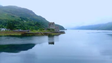 Loch Duich İskoçya'da Eilean Donan Kalesi ile üzerinden uçuş