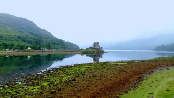 Flyg över Loch Duich med Eilean Donan Castle i Skottland — Stockvideo