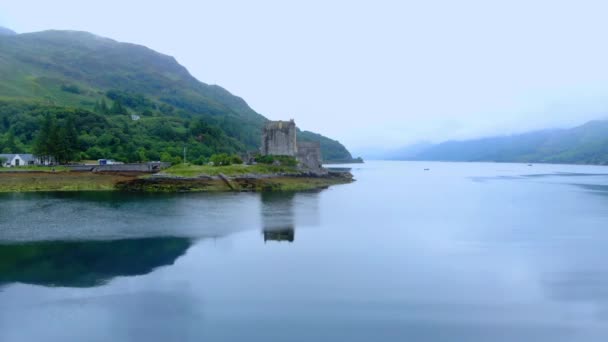 Flyg över Loch Duich med Eilean Donan Castle i Skottland — Stockvideo