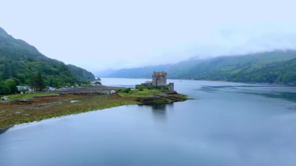 飞越湖 Duich 与 Eilean 多南城堡在苏格兰的飞行 — 图库视频影像