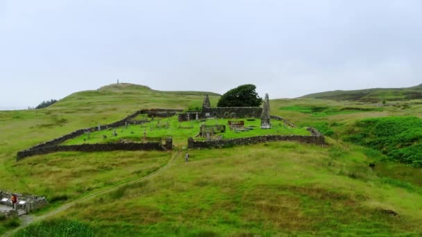 Ruiny stary kościół i cmentarz w Szkocji - zdjęcia lotnicze drone — Wideo stockowe