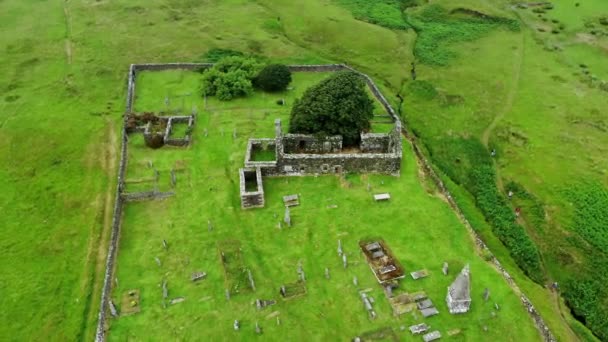 Ruínas de uma antiga igreja e cemitério na Escócia - imagens aéreas de drones — Vídeo de Stock