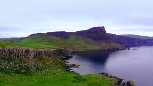 Neist Point på Isle of Skye - fantastiska klippor och landskap i högländerna i Skottland — Stockvideo