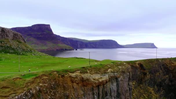 Neist Point na Ilha de Skye - penhascos incríveis e paisagem nas terras altas da Escócia — Vídeo de Stock