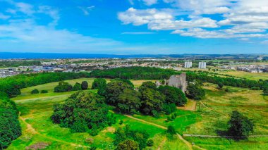 Craigmillar Castle ve Edinburgh şehir üzerinde havadan görünümü