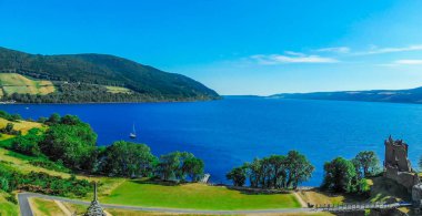 Urquhart Castle adlı Loch Ness İskoç dağlık - havadan görünümü
