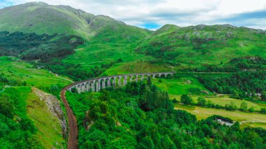 İskoçya 'nın dağlık bölgelerinde Glenfinnan viyadükü