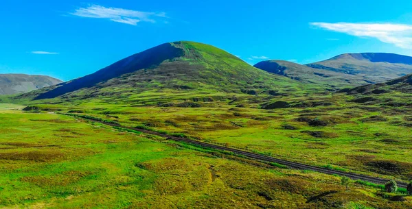 De groene hooglanden van Schotland - luchtfoto drone weergave — Stockfoto