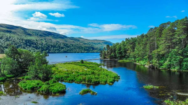 Удивительный пейзаж с ручьями и лаками в Шотландском нагорье - романтический вид с воздуха — стоковое фото