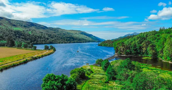 Καταπληκτικό τοπίο με ρυάκια και λίμνες στα Highlands της Σκωτίας - ρομαντικό εναέρια άποψη — Φωτογραφία Αρχείου