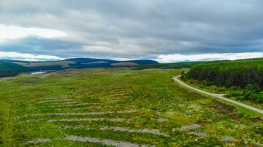 İskoçya Highlands - havadan görünümü ile yalnız sokak