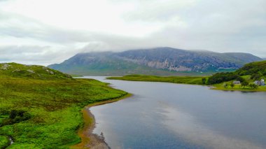Küçük göl ve dere İskoçya'nın dağlık üzerinde havadan görünümü