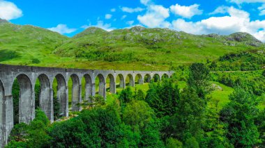 İskoçya 'nın dağlık bölgelerinde Glenfinnan viyadükü