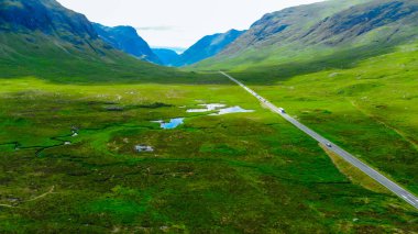 Yolda Glencoe valley dağlık İskoçya - havadan görünümü