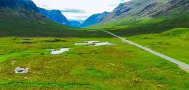Yolda Glencoe valley dağlık İskoçya - havadan görünümü