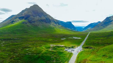 Yolda Glencoe valley dağlık İskoçya - havadan görünümü