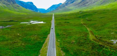 Yolda Glencoe valley dağlık İskoçya - havadan görünümü