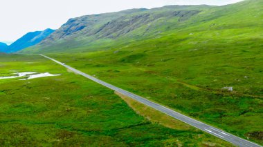 Yolda Glencoe valley dağlık İskoçya - havadan görünümü
